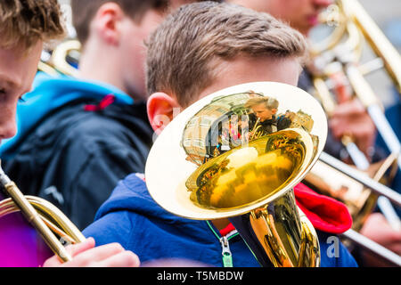 Pays de Galles Aberystwyth UK, vendredi 26 avril 2019 des réductions de financement de l'éducation dans le pays de Galles : plus de 30 jeunes musiciens, élèves de l'école à Aberystwyth, effectuée sur la place principale de la ville pour protester contre les réductions proposées à l'autorité locale service de musique financés dans les écoles locales. Le Conseil du comté de Ceredigion, l'autorité locale, propose de réduire le budget de 68  %, une proposition qui va menacer la fourniture de logements abordables à l'enseignement de la musique de quelque 1200 élèves dans l'ensemble du pays Crédit photo : Keith morris/Alamy Live News Banque D'Images