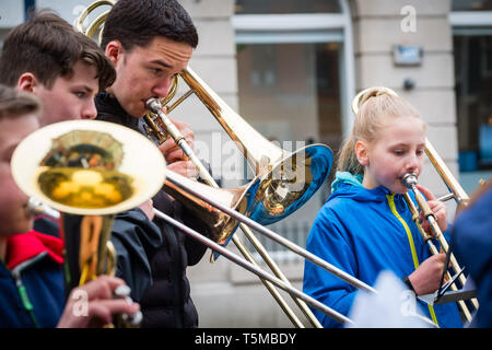 Pays de Galles Aberystwyth UK, vendredi 26 avril 2019 des réductions de financement de l'éducation dans le pays de Galles : plus de 30 jeunes musiciens, élèves de l'école à Aberystwyth, effectuée sur la place principale de la ville pour protester contre les réductions proposées à l'autorité locale service de musique financés dans les écoles locales. Le Conseil du comté de Ceredigion, l'autorité locale, propose de réduire le budget de 68  %, une proposition qui va menacer la fourniture de logements abordables à l'enseignement de la musique de quelque 1200 élèves dans l'ensemble du pays Crédit photo : Keith morris/Alamy Live News Banque D'Images