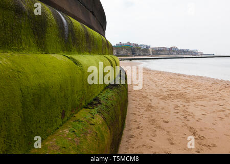 Sea Wall, Walpole Bay, près de Margate, Kent, UK Banque D'Images