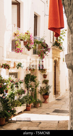 Balcons dans Vieux village italien Banque D'Images