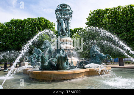 Sculptures de chevaux en détail de la fontaine de l'Observatoire de Paris dans le Jardin des Grands Explorateursin Paris. Banque D'Images