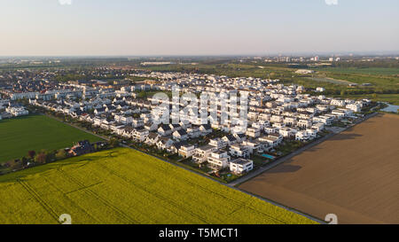 Vue aérienne de la zone de développement avec de nouvelles maisons construites dans la région de Widdersdorf l'Allemagne. Banque D'Images