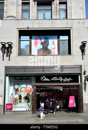 Londres, Angleterre, Royaume-Uni. Miss Selfridge dans Oxford Street Banque D'Images