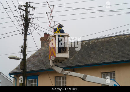 Travailleurs pour Western Power Distribution travaillant pour remplacer des poteaux télégraphiques et de l'électricité dans les câbles, Cornwall, Devon, UK Banque D'Images