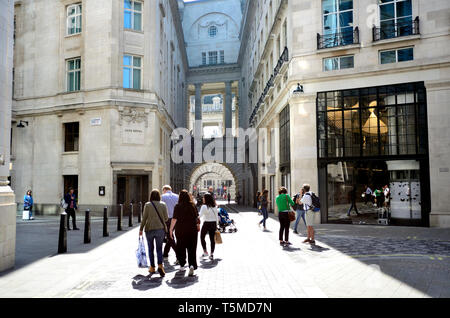 Londres, Angleterre, Royaume-Uni. L'arrière de l'hôtel Cafe Royal, dans la rue de la serre, à l'intermédiaire de arch sur Regent Street Banque D'Images