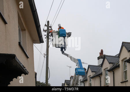 Travailleurs pour Western Power Distribution travaillant pour remplacer des poteaux télégraphiques et de l'électricité dans les câbles, Cornwall, Devon, UK Banque D'Images