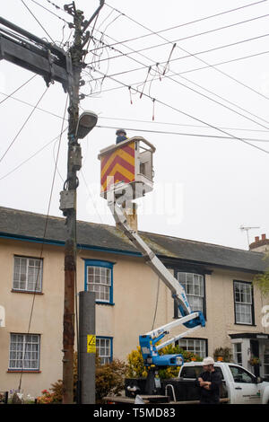 Travailleurs pour Western Power Distribution travaillant pour remplacer des poteaux télégraphiques et de l'électricité dans les câbles, Cornwall, Devon, UK Banque D'Images