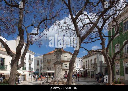 Bâtiment carrelage vert et Memorial dans le Praca Luis de Camoes Lagos Portugal Banque D'Images
