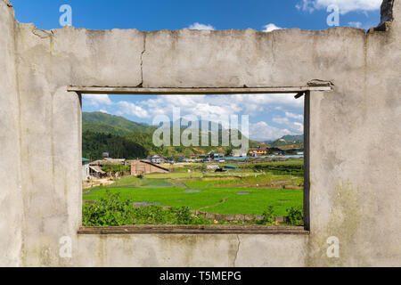 L'encadrement de la fenêtre de vue petit village près de SaPa, Vietnam, Asie Banque D'Images