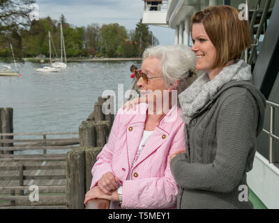 Senior lady avec jeune femme faisant une excursion en bateau Banque D'Images