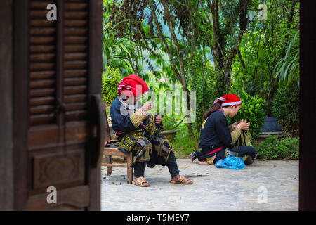 De la femme Dzao rouge les minorités ethniques de Sapa, Vietnam, Asie Banque D'Images