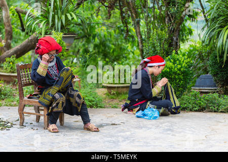 De la femme Dzao rouge les minorités ethniques de Sapa, Vietnam, Asie Banque D'Images