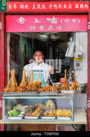 Donner un coup de pouce du vendeur à un blocage de l'alimentation traditionnelle dans la vieille ville, Shanghai, Chine Banque D'Images
