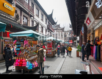 Boutiques, échoppes et restaurants dans le Bazar Yuyuan, Vieille Ville, Shanghai, Chine Banque D'Images