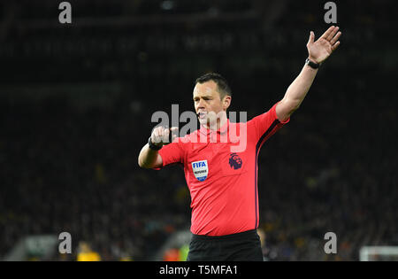 Arbitre de football FIFA Stuart Attwell Banque D'Images