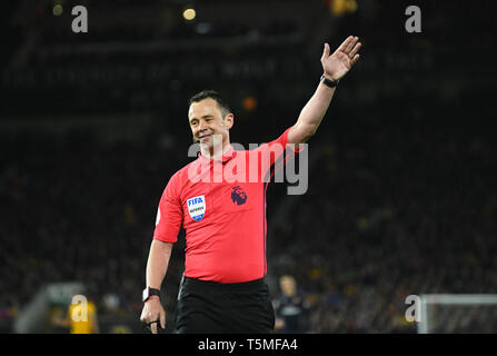 Arbitre de football FIFA Stuart Attwell Banque D'Images