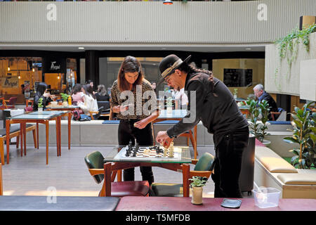 L'homme et la femme dans un café au Galerias Lumière mise en place d'un jeu d'échecs sur une table à l'intérieur du restaurant à Porto, Portugal Europe UE KATHY DEWITT Banque D'Images