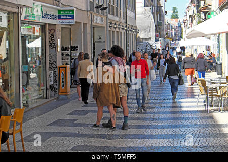 Les gens, les consommateurs, les piétons circulant sur la zone piétonne de la Rua da Cedofeita, dans la ville de Porto Portugais Portugal Europe UE KATHY DEWITT Banque D'Images