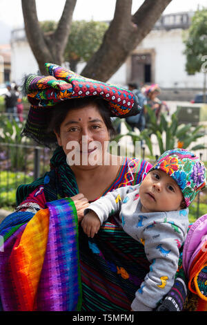 Les gens de l'Amérique centrale - une mère guatémaltèque et l'enfant en costume local coloré ; Antigua Guatemala Amérique Latine Banque D'Images