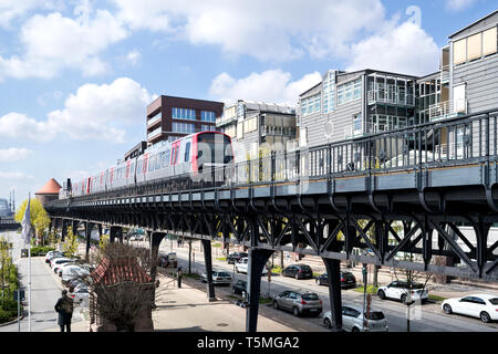 Hambourg U-Bahn DT5 Type près de Baumwall station. Bien que, techniquement, un parking souterrain, la plupart de la longueur de la voie du système est au-dessus du sol. Banque D'Images