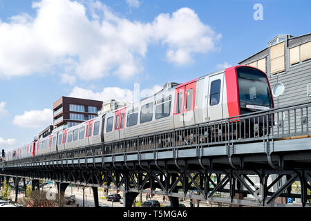 Hambourg U-Bahn DT5 Type près de Baumwall station. Bien que, techniquement, un parking souterrain, la plupart de la longueur de la voie du système est au-dessus du sol. Banque D'Images