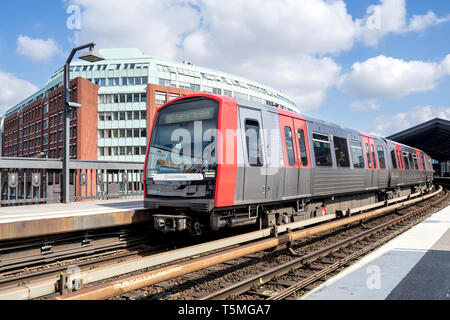 Hambourg U-Bahn DT5 Type à Baumwall station. Bien que, techniquement, un parking souterrain, la plupart de la longueur de la voie du système est au-dessus du sol. Banque D'Images