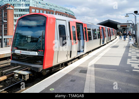 Hambourg U-Bahn DT5 Type à Baumwall station. Bien que, techniquement, un parking souterrain, la plupart de la longueur de la voie du système est au-dessus du sol. Banque D'Images