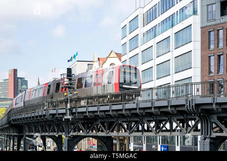 Hambourg U-Bahn DT5 Type près de Baumwall station. Bien que, techniquement, un parking souterrain, la plupart de la longueur de la voie du système est au-dessus du sol. Banque D'Images