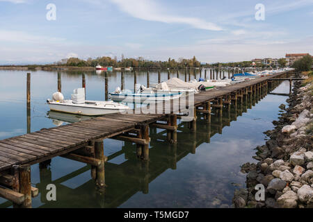 Bateaux amarrés à la jetée à Grado, Friuli Venezia Giulia, Italie Banque D'Images