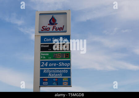 Inscrivez-vous à la station essence carburant Sia, l'affichage des prix du carburant - Trieste, Frioul-Vénétie Julienne, Italie Banque D'Images