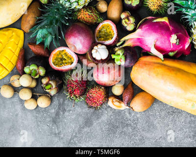 Frais divers fruits thaïlandais - ramboutan, mangue, mangoustan, longan, papaye, fruit du dragon, La sapotille, fruit de la passion, ananas, salak sur un plateau en bois et Banque D'Images