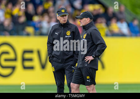 Fußball : Saison 2018/2019, la formation von Borussia Dortmund am 25.04.2019 Entraîneur Lucien Favre Dortmunds Co-Trainer und sein Manfred Stefes Banque D'Images