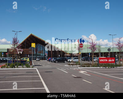 NICHELINO, ITALIE - circa 2019 avril : supermarché Carrefour Banque D'Images