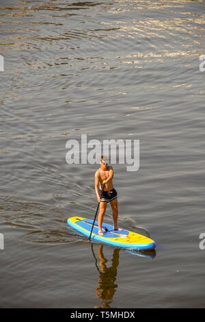 PRAGUE, RÉPUBLIQUE TCHÈQUE - AOÛT 2018 : personnes paddle sur la Vltava à Prague. La rivière traverse le centre de la ville. Banque D'Images