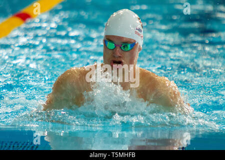 Oliver Taverner (Mont Kelly) en action au cours de la Men's junior 100 mètres brasse finale, au cours de la première journée du championnat de natation britannique 2019 Banque D'Images