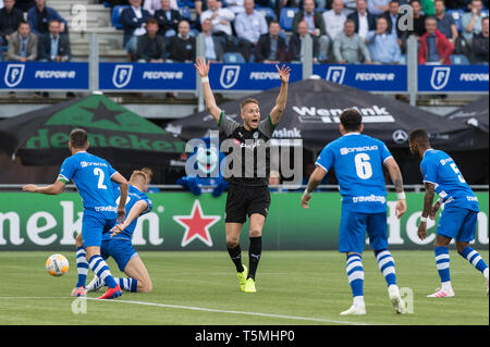 24 avril 2019 Zwolle, Pays-Bas Eredivisie néerlandaise de football PEC Zwolle v FC Groningen Eredivisie 2018 - 2019. Paul Gladon du FC Groningen, Banque D'Images