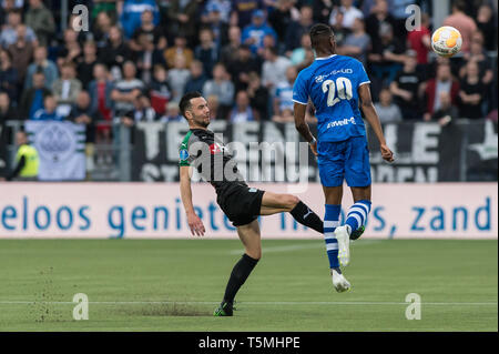 24 avril 2019 Zwolle, pays-Bas Soccer Néerlandais Eredivisie PEC Zwolle contre FC Groningen Eredivisie 2018 - 2019. (G+D) Thomas Bruns du FC Groningen, Kingsley Ehizibue de PEC Zwolle, Banque D'Images