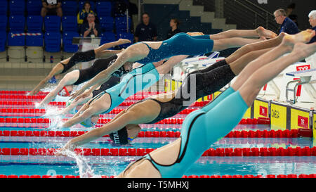 Les nageurs commencer le women's junior 50 mètres nage libre, lors de la 3e journée de championnat de natation britannique le 2019, A Tollcross Swimm International Banque D'Images