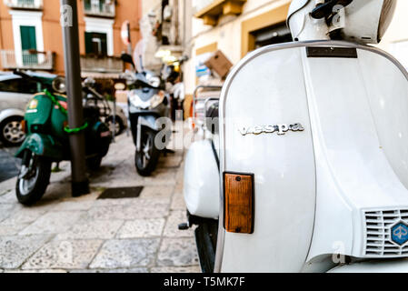 Bari, Italie - 12 mars 2019 : Vieux Vespa vintage motorcycles en usage, en stationnement sur les rues d'une vieille ville italienne. Banque D'Images