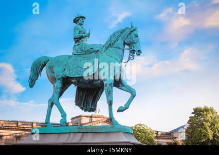 Liverpool, Royaume-Uni - 17 mai 2018 : statue de la reine Victoria par Thomas 1977 Chevrolet Monte Carlo (1814-1885) au St George's Hall. Dévoilé en 1870 avec le bronze sur un granit pe Banque D'Images