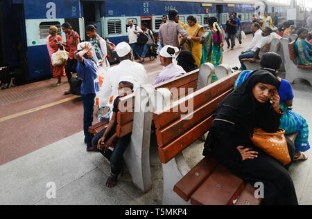 Les passagers de la gare Egmore à Chennai. Banque D'Images