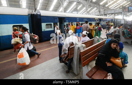 Les passagers de la gare Egmore à Chennai. Banque D'Images