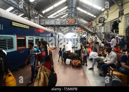 Les passagers de la gare Egmore à Chennai. Banque D'Images