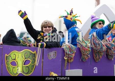 St Louis, Missouri, USA - 2 mars, 2019 : Bud Light Grand Parade, les membres de la coterie de Hilarys, pierres Perles pour les spectateurs Banque D'Images