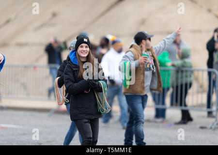 St Louis, Missouri, USA - 2 mars, 2019 : Bud Light Grand Parade, les membres de la coterie de Hilarys, pierres Perles pour les spectateurs Banque D'Images