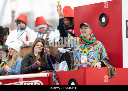 St Louis, Missouri, USA - 2 mars, 2019 : Bud Light Grand Parade, l'homme sur un char aux spectateurs perles pierres Banque D'Images