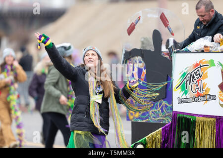 St Louis, Missouri, USA - 2 mars, 2019 : Bud Light Grand Parade, femme marchant dans la 7e rue pierres Perles pour les spectateurs Banque D'Images