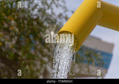 L'été amusant pour les enfants à l'eau à jouer avec de l'eau tombant de fontaines de couleur vive. Banque D'Images