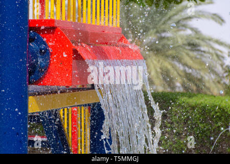 L'été amusant pour les enfants à l'eau à jouer avec de l'eau tombant de fontaines de couleur vive. Banque D'Images
