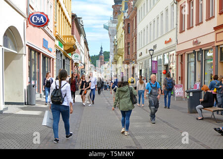 Les gens marcher dans la rue principale commerçante aux beaux jours du printemps à Heidelberg, Allemagne Banque D'Images